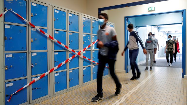 Des lycéens français retournent à l'école à Nantes