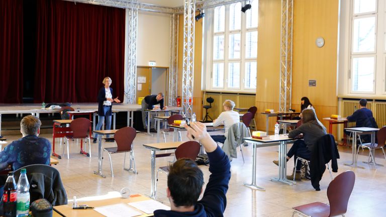 Les étudiants se préparent à passer un examen à l'école Gymnasium Steglitz de Berlin