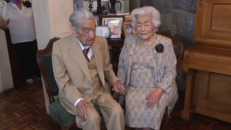Julio Mora et sa femme Waldramina Quinteros ont été couronnés le plus vieux couple marié du monde par le record du monde Guinness.
