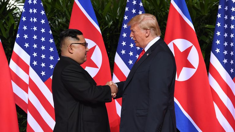 Le dirigeant nord-coréen Kim Jong Un (à gauche), serre la main du président américain Donald Trump (à droite) au début de leur sommet historique américano-nord-coréen, à l'hôtel Capella sur l'île de Sentosa à Singapour le 12 juin 2018. - Donald Trump et Kim Jong Un est devenu le 12 juin le premier dirigeant américain et nord-coréen à se rencontrer, à se serrer la main et à négocier pour mettre fin à une impasse nucléaire vieille de plusieurs décennies.