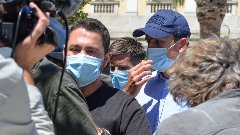 Le capitaine de Manchester United Harry Maguire quitte un bâtiment de la cour sur l'île de Syros, Grèce