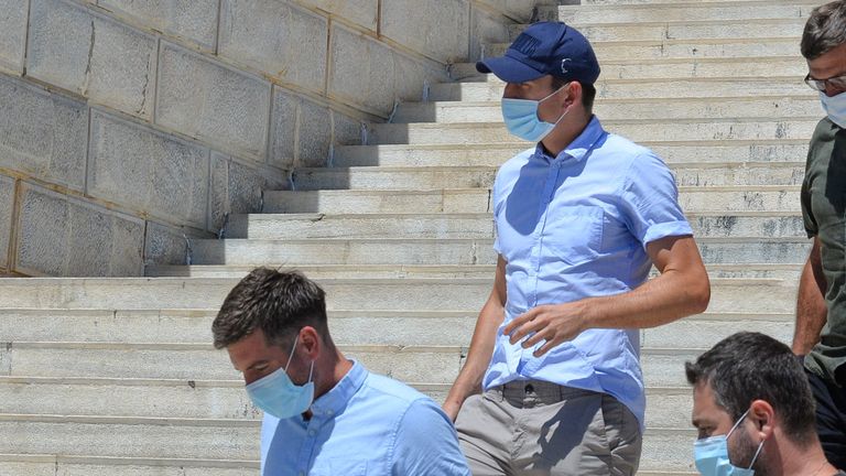 Le capitaine de Manchester United Harry Maguire quitte un bâtiment de la cour sur l'île de Syros, Grèce