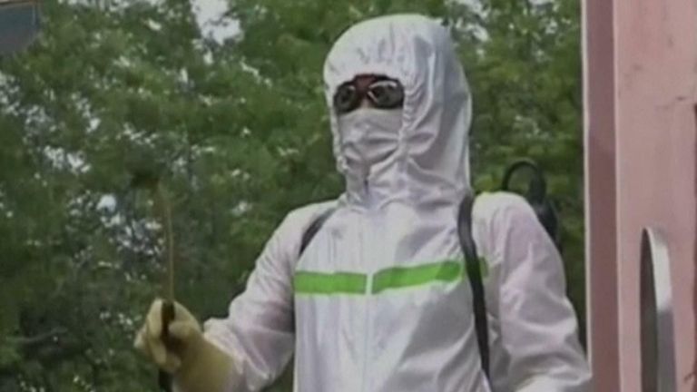 Des sprays et des combinaisons de matières dangereuses ont été déployés autour de Pyongyang après que le COVID-19 soit soupçonné d'être entré dans le pays.