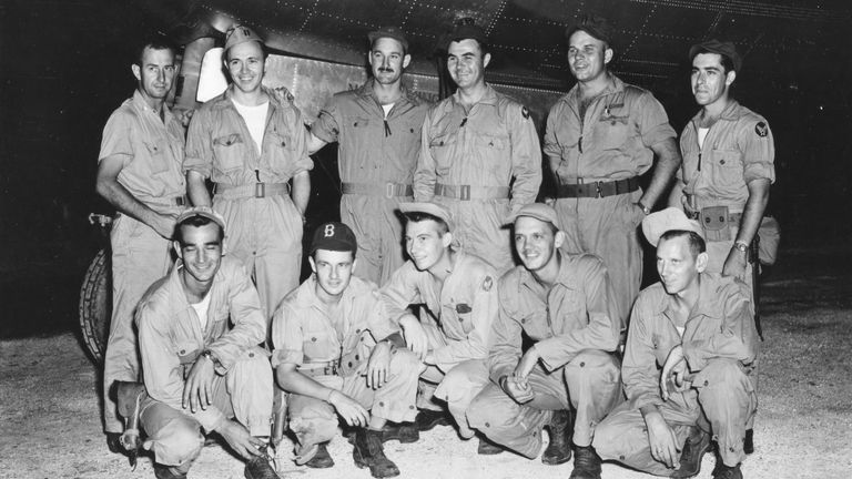 Le colonel Paul Tibbets et l'équipage de l'Enola Gay