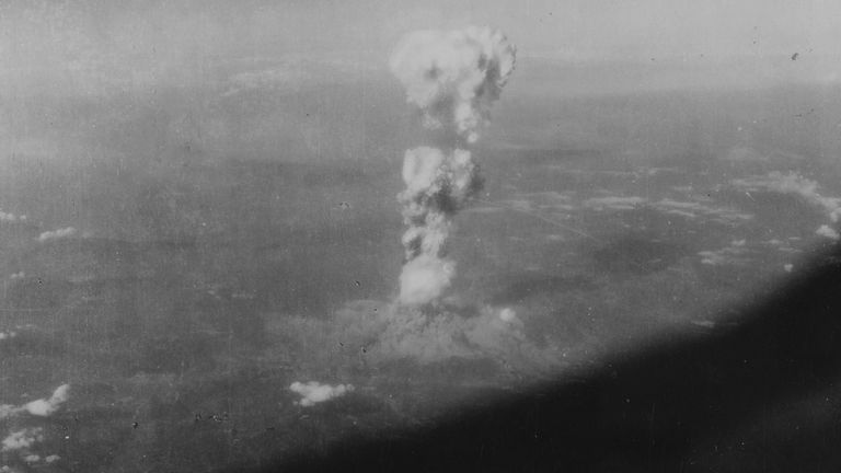Le `` nuage champignon '' distinctif de l'explosion commence à se former au-dessus d'Hiroshima