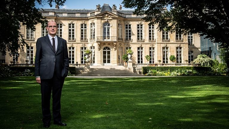 La maison n'est qu'à quelques centaines de mètres de l'hôtel de Matignon où habite le Premier ministre français Jean Castex