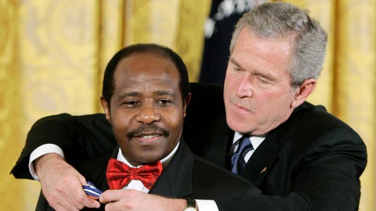 Rusesabagina a reçu la Médaille présidentielle de la liberté par George W. Bush en 2005