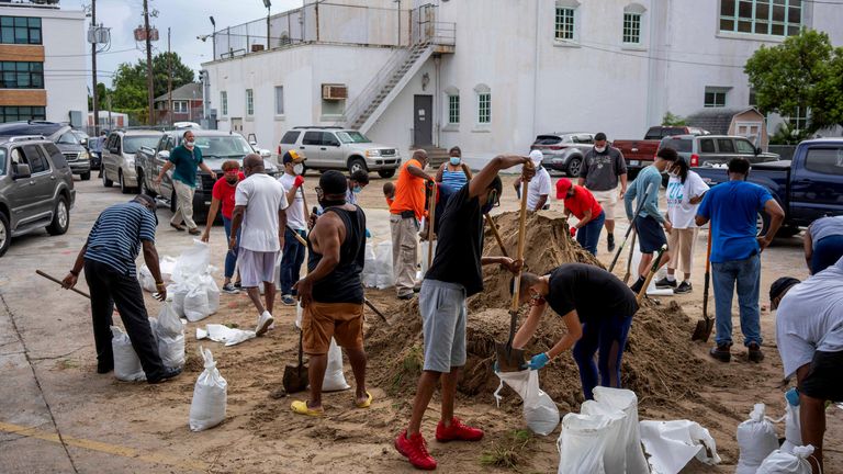 Les habitants de la Nouvelle-Orléans se préparent à l'ouragan Laura