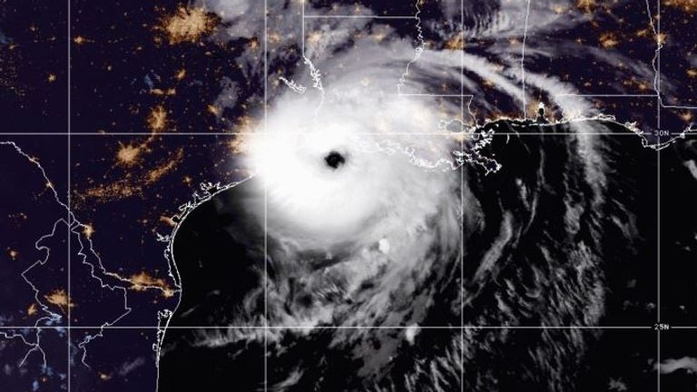 Cette image satellite montre l'ouragan Laura alors qu'il se propage le long de la côte américaine.  Pic: Administration nationale des océans et de l'atmosphère (NOAA)