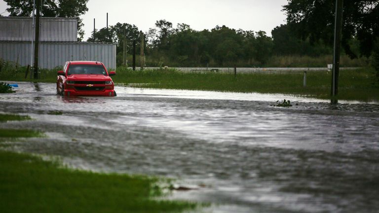 Une voiture près de Vermilion Bay, dans le sud de la Louisiane, partiellement submergée dans les eaux apportées par l'ouragan Laura