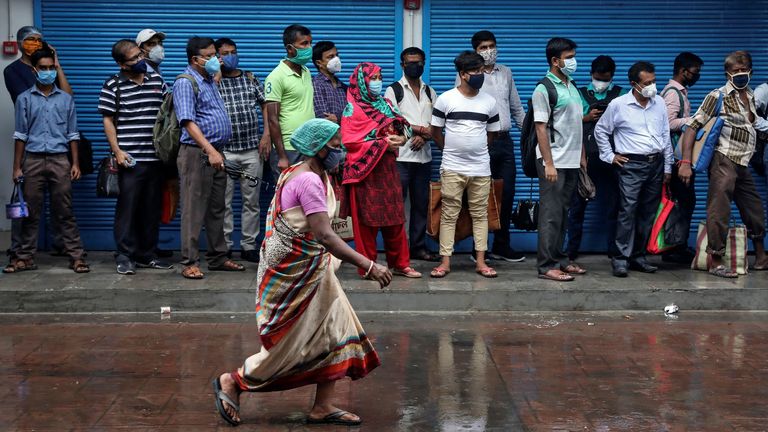 Les gens font la queue pour un bus à Kolkata