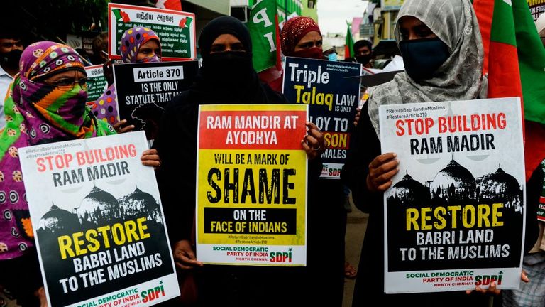 Les membres du Parti socialiste démocrate indien (SDPI) tiennent des pancartes et crient un slogan contre la cérémonie d'inauguration d'un temple Lord Ram à Ayodhya, à Chennai, le 5 août 2020. - Le Premier ministre indien Narendra Modi a occupé le devant de la scène le 5 août à une cérémonie jetant les bases d'un temple sur un lieu saint en pointe exactement un an après avoir imposé un régime direct au Cachemire à majorité musulmane - deux triomphes pour son gouvernement nationaliste hindou.  (Photo par Arun SANKAR / AFP) (Photo par ARUN