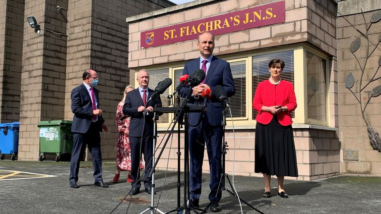 Taoiseach Micheal Martin s'adressant aux journalistes mercredi à Dublin