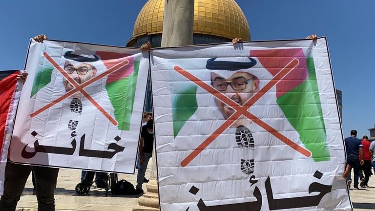 Des Palestiniens à Jérusalem brûlent le drapeau des Émirats arabes unis 