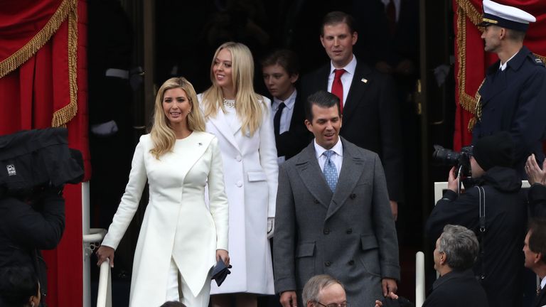Ivanka Trump (à gauche) et Eric Trump (à l'arrière) ont tous deux été critiqués par leur tante