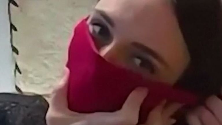 Jacinda Arden fait un couvre-visage