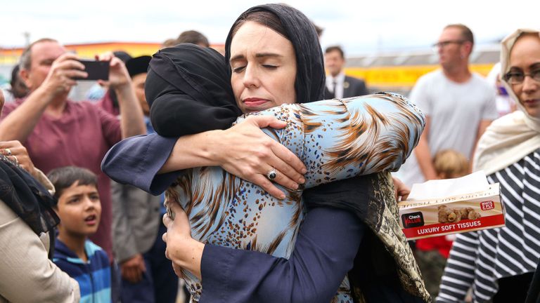 Jacinda Ardern embrasse une femme devant une mosquée