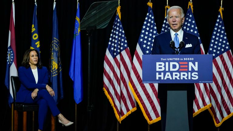 Joe Biden a félicité Mme Harris comme une femme `` dure '' alors qu'il parlait le premier
