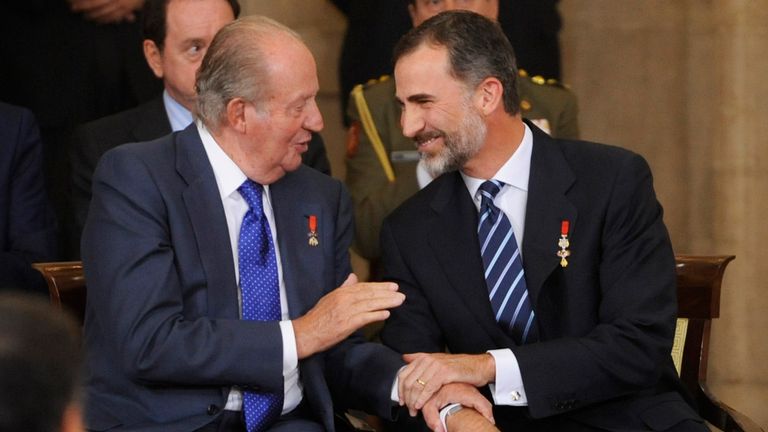 Juan Carlos (à gauche) a abdiqué le trône à son fils, le roi Felipe VI (à droite) en 2014