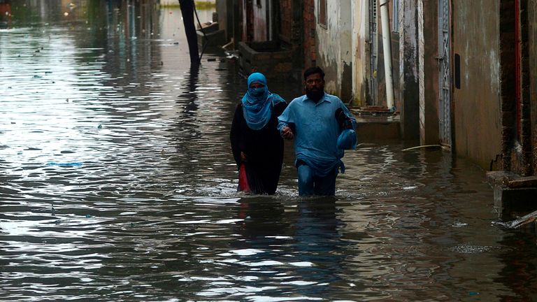 Les habitants pataugent dans les rues inondées de Karachi