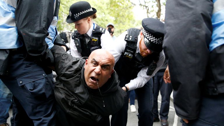 Des policiers arrêtent un manifestant lors d'une manifestation contre la suppression du statut constitutionnel spécial au Cachemire par le gouvernement indien, devant le haut-commissariat indien à Londres