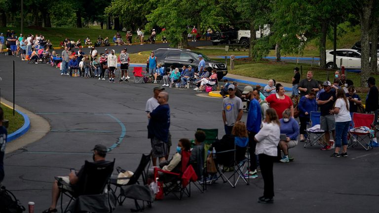 Les gens font la queue devant le Kentucky Career Center avant son ouverture pour trouver de l'aide pour leurs demandes de chômage à Frankfort, Kentucky, États-Unis, le 18 juin 2020. REUTERS / Bryan Woolston TPX IMAGES DU JOUR
