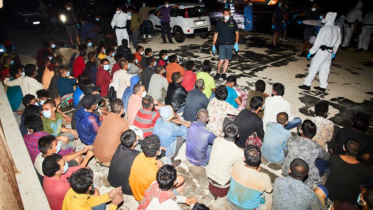 Un bateau de pêche avec 450 migrants est arrivé à Lampedusa samedi soir