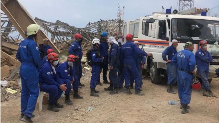 La scène de recherche et de sauvetage où Ghassan Hasrouty est porté disparu à Beyrouth après l'explosion de mardi