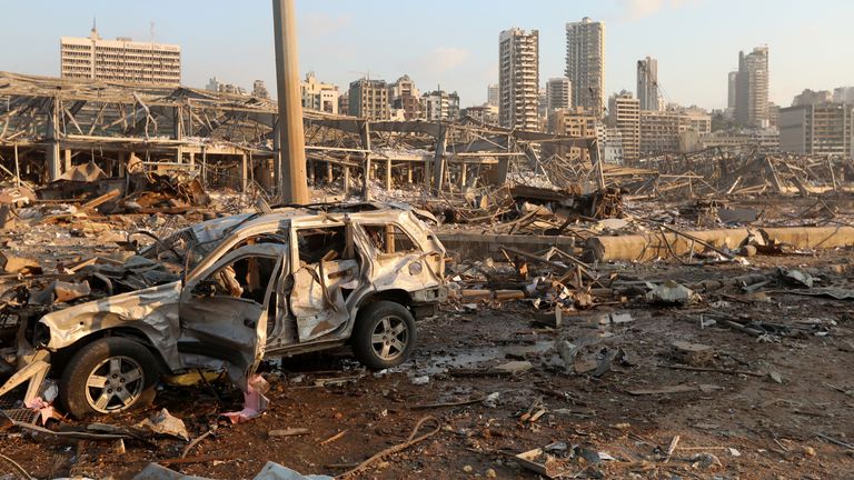 Un véhicule endommagé est vu sur le site d'une explosion à Beyrouth, au Liban, le 4 août 2020. REUTERS / Mohamed Azakir