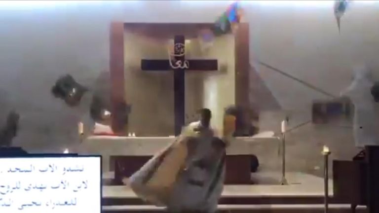L'explosion de Beyrouth frappe l'église pendant la messe