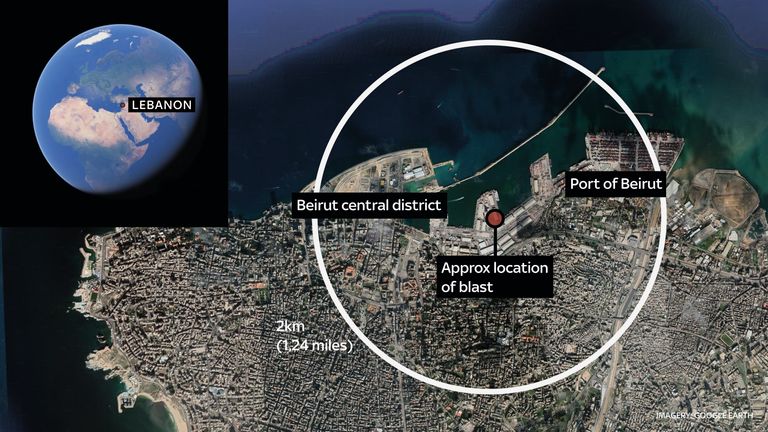 Carte de Beyrouth montrant l'emplacement approximatif de l'explosion et un rayon de 2 km - les effets de l'explosion se faisant sentir dans toute la ville
