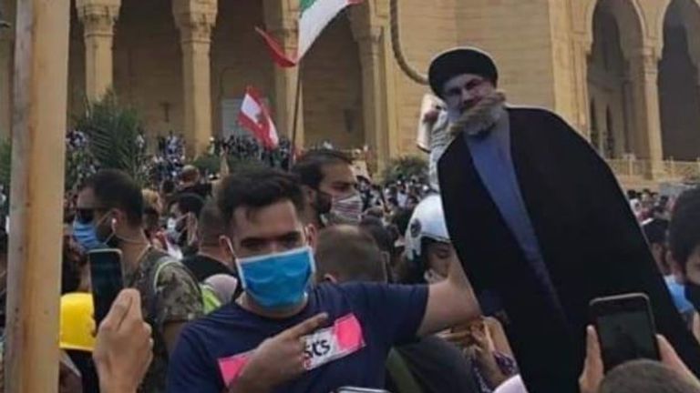 Une découpe en carton du chef du Hezbollah Hassan Nasrallah est placée dans un nœud coulant