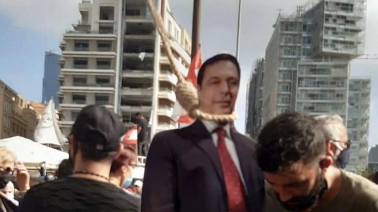 Une découpe du Premier ministre Hassan Diab a également été placée dans un nœud coulant 