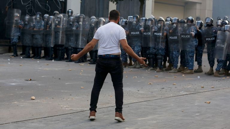 Un manifestant solitaire affronte les forces de sécurité lors d'une manifestation anti-gouvernementale au parlement libanais à Beyrouth