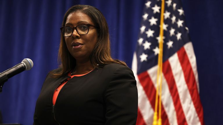 Le procureur général de l'État de New York, Letitia James, prend la parole lors d'une conférence de presse annonçant le procès