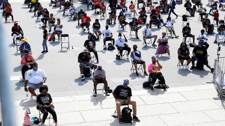 Les manifestants sont assis sur des chaises destinées à la distanciation sociale au Lincoln Memorial 