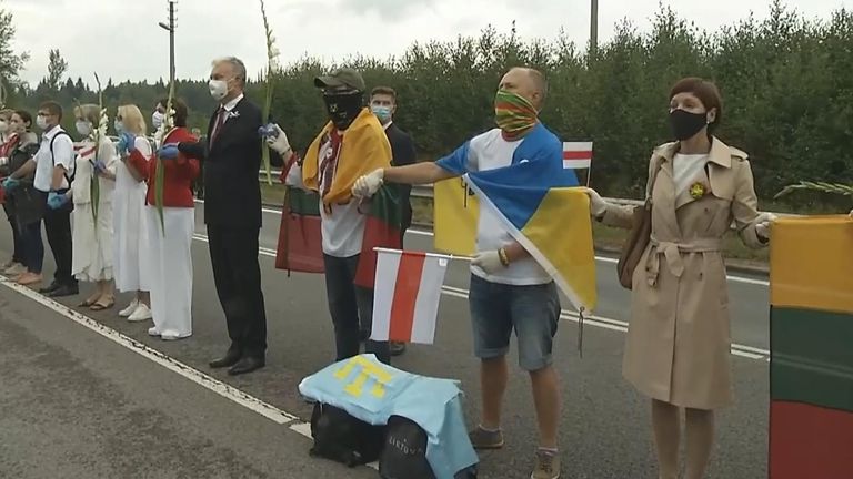 Les Lituaniens faisaient partie d'une chaîne humaine de 35 000 hommes pour soutenir les manifestants en Biélorussie.