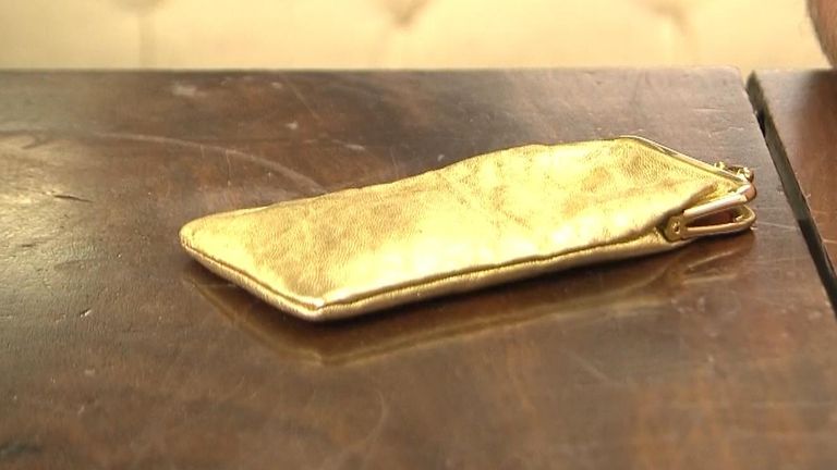 Les lunettes de Ghandi ont été retrouvées suspendues hors de la boîte aux lettres d'une maison de vente pendant deux jours
