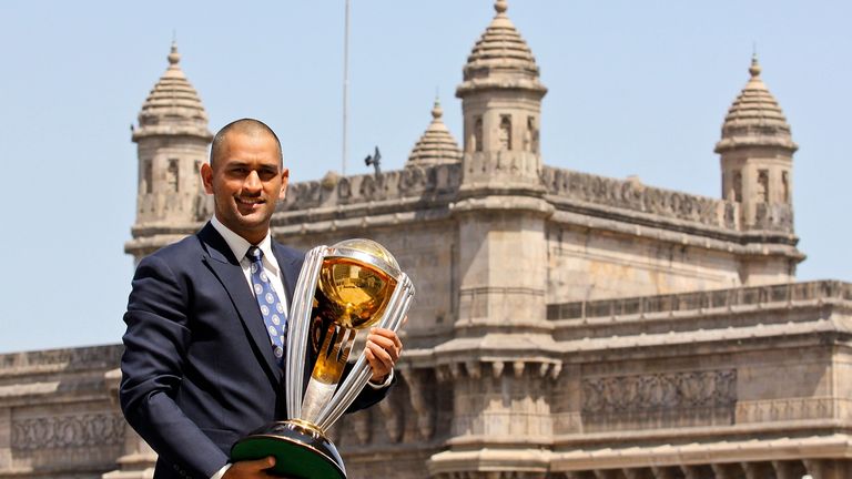 Dhoni pose avec le trophée de la Coupe du monde de cricket ICC après avoir remporté la victoire en Inde en 2011