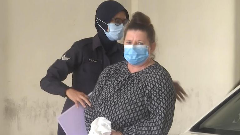 Samantha Jones arrive au tribunal en Malaisie