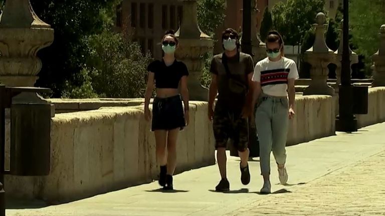 Les habitants de Madrid portaient des masques lors de la vague de chaleur qui a frappé l'épidémie de coronavirus