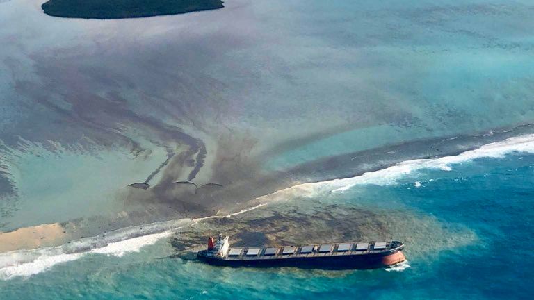 Maurice face à une crise environnementale alors qu'un naufrage fuit du pétrole.  Pic: Twitter / @PKJugnauth