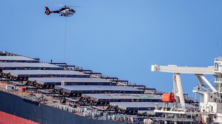 Un hélicoptère survole le navire accidenté, le MV Wakashio