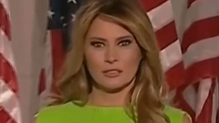Melania Trump change l'expression du visage très rapidement alors qu'Ivanka passe devant