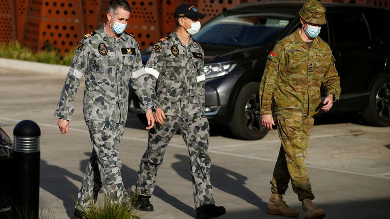 Le personnel militaire est vu dans un établissement de soins lors de l'épidémie de coronavirus à Melbourne

