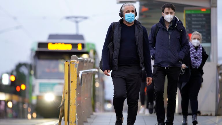 Des navetteurs sont vus à Melbourne avant les nouvelles restrictions qui devraient entrer en vigueur