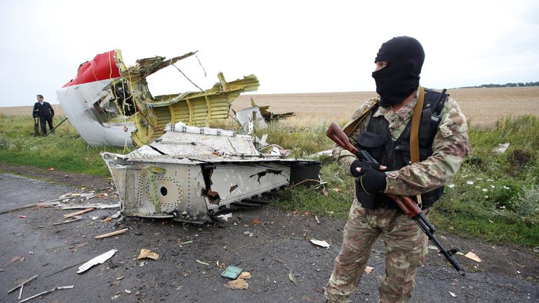 Un séparatiste pro-russe se tient sur le site de l'accident du vol MH17 de Malaysia Airlines, près du village de Hrabove (Grabovo) dans la région de Donetsk, Ukraine