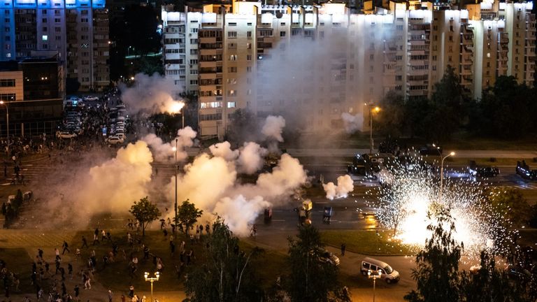 Les manifestants et la police anti-émeute s'affrontent lors d'une manifestation contre la revendication du président bélarussien Alexander Lukashenko d'une victoire écrasante le 9 août 2020 à Minsk, en Biélorussie