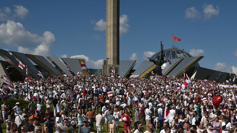 Des partisans de l'opposition biélorusse participent à une `` marche pour la liberté '' 