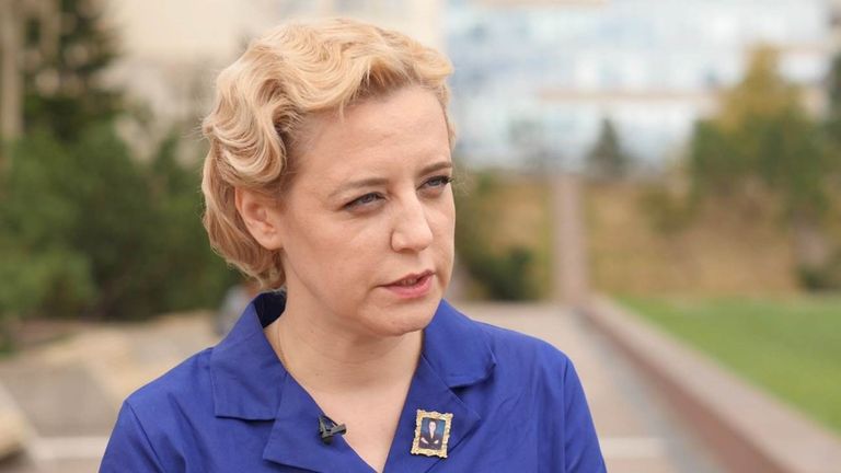 Mme Karatch a transféré son fils dans la Lituanie voisine pour sa propre protection en 2014